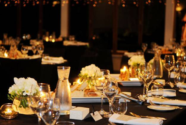 Table setting with tea lights